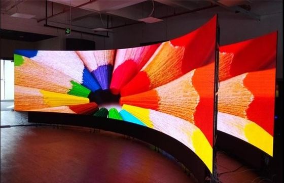 Modulo display LED flessibile morbido per interni ed esterni P4 con effetto pubblicitario Configurazione 1R1G1B